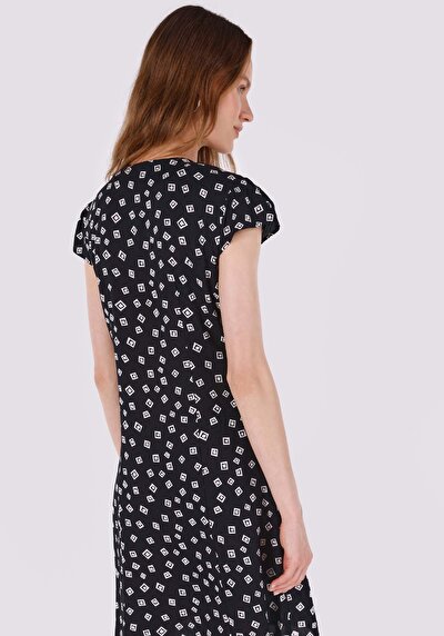 صورة من فستان نسائي أسود ضيق