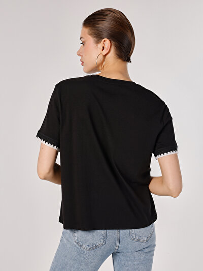 صورة من أسود للنساء تي شيرت بأكمام قصيرة