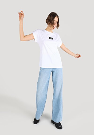 صورة من أبيض للنساء تي شيرت بأكمام قصيرة