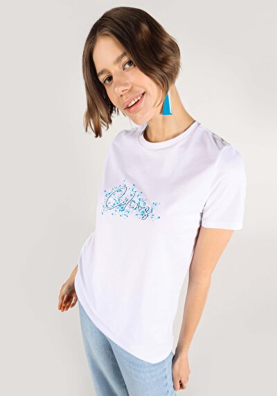 صورة من أبيض للنساء تي شيرت بأكمام قصيرة