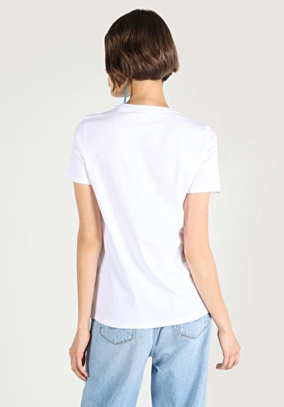 صورة من أبيض للنساء تي شيرت بأكمام قصيرة