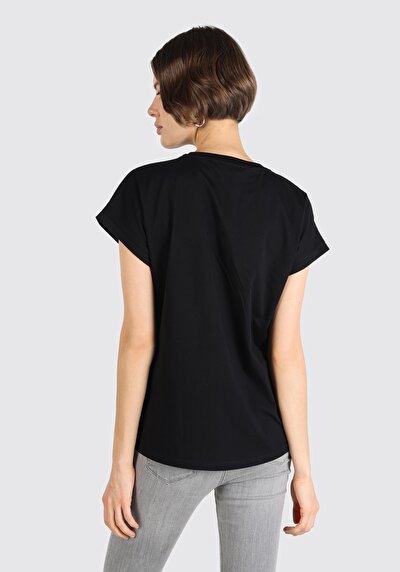صورة من أسود للنساء تي شيرت بأكمام قصيرة