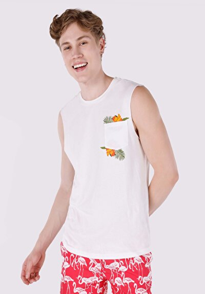 صورة من ملابس عادية للرجال بلوزة بيضاء