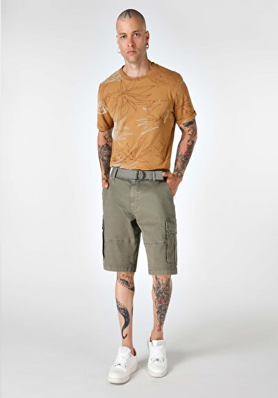 صورة من أخضر للرجال شورت