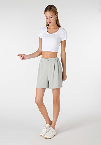 صورة من عادي مقاس متوسط الخصر نسائي شورت أخضر