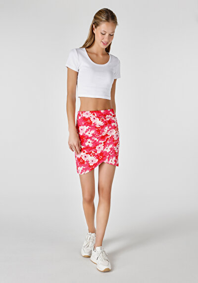 صورة من تنورة نسائية متعددة الألوان مطبوعة سليمة