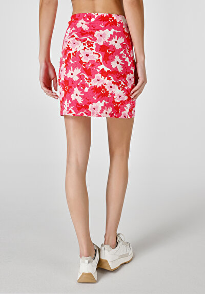 صورة من تنورة نسائية متعددة الألوان مطبوعة سليمة