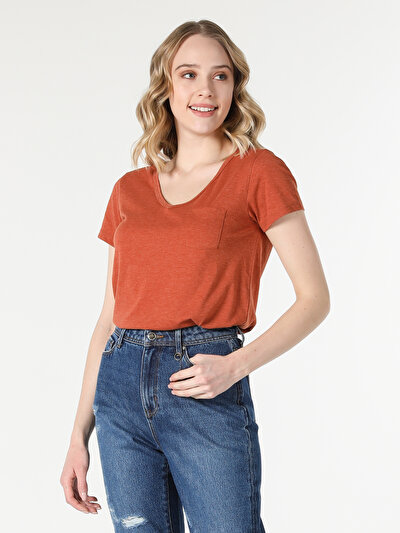 صورة من بني للنساء تي شيرت بأكمام قصيرة