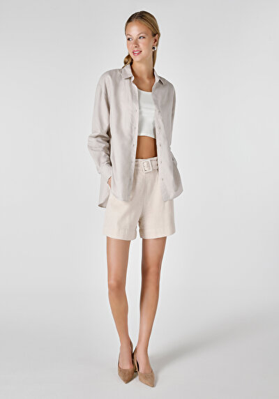 صورة من عادي بقصة مرتفعة الخصر شورت نسائي بيج