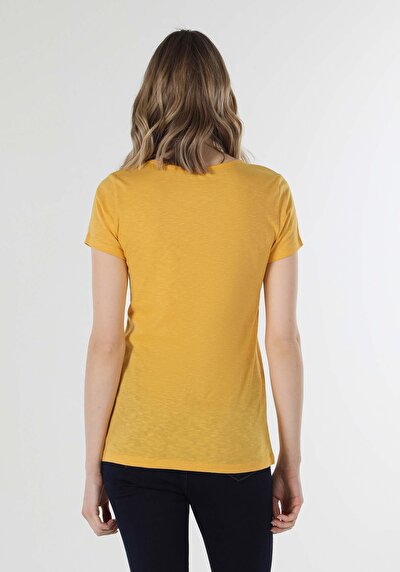 صورة من أصفر للنساء تي شيرت بأكمام قصيرة