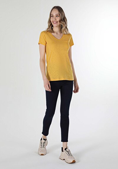 صورة من أصفر للنساء تي شيرت بأكمام قصيرة