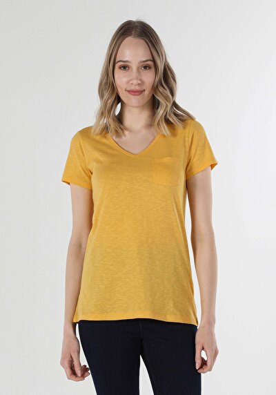 صورة من أصفر للنساء تي شيرت بأكمام قصيرة