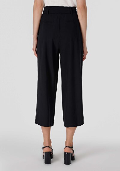 صورة من أسود للنساء بناطيل