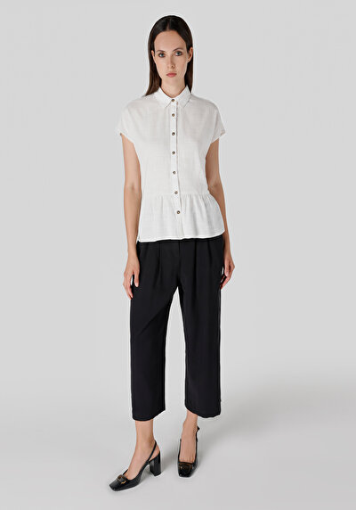 صورة من قميص عادي رقبة نسائي أبيض كم قصير قميص