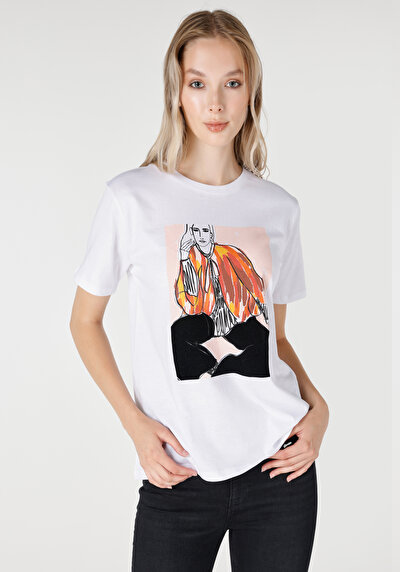 صورة من   رقبة مستديرة نسائي أبيض بأكمام قصيرة تي شيرت