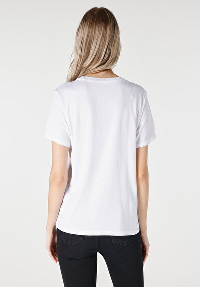 صورة من رقبة مستديرة نسائي أبيض بأكمام قصيرة تي شيرت