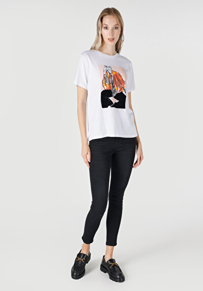 صورة من رقبة مستديرة نسائي أبيض بأكمام قصيرة تي شيرت