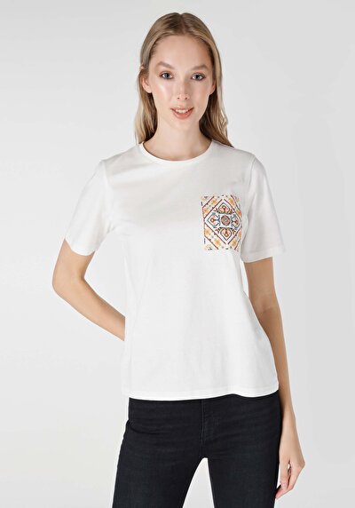 صورة من أبيض للنساء تي شيرت بأكمام قصيرة