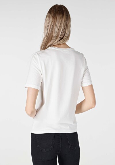 صورة من أبيض للنساء تي شيرت بأكمام قصيرة