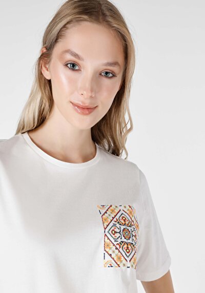 اعرض التفاصيل لـ أبيض للنساء تي شيرت بأكمام قصيرة