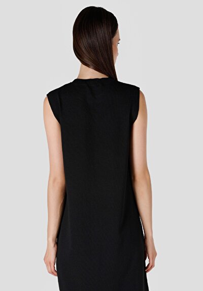 صورة من نحيف مستقيم نسائي أسود بلا أكمام فستان