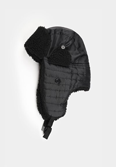 صورة من قبعة صغيرة سوداء للرجال