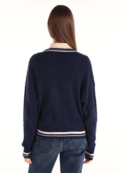 صورة من أزرق بحري للنساء كنزة