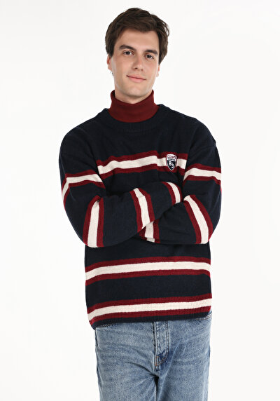 صورة من أزرق بحري للرجال بلوفر