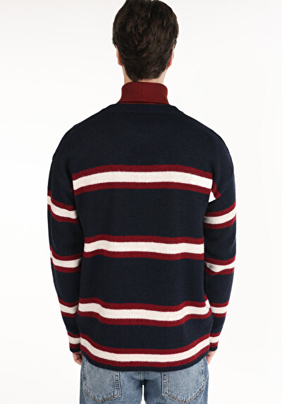 صورة من أزرق بحري للرجال بلوفر