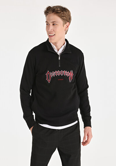 صورة من سويت شيرت رجالي أسود عادي