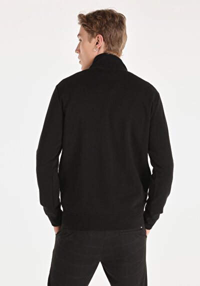 صورة من سويت شيرت رجالي أسود عادي