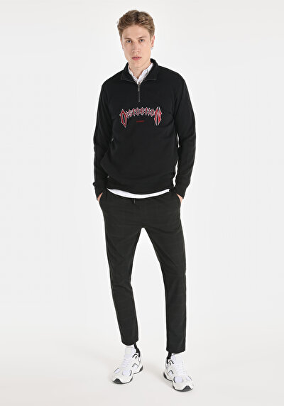 صورة من سويت شيرت رجالي أسود عادي