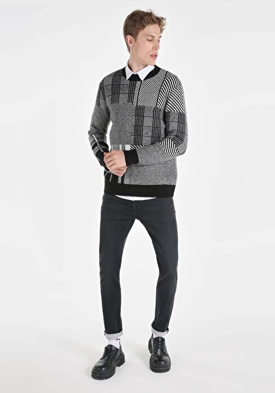 صورة من رقبة مستديرة مطبوعة سترة سوداء للرجال