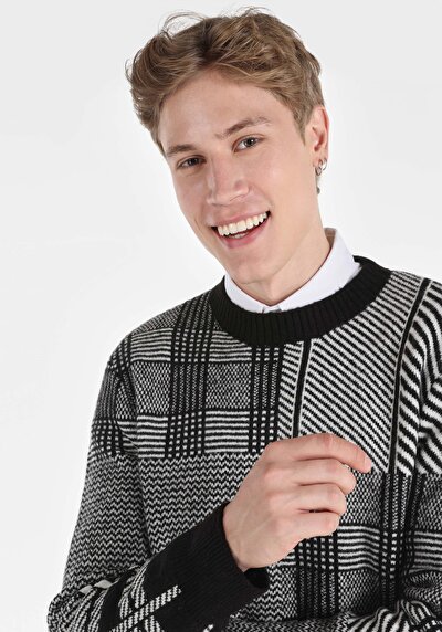 اعرض التفاصيل لـ   رقبة مستديرة مطبوعة سترة سوداء للرجال