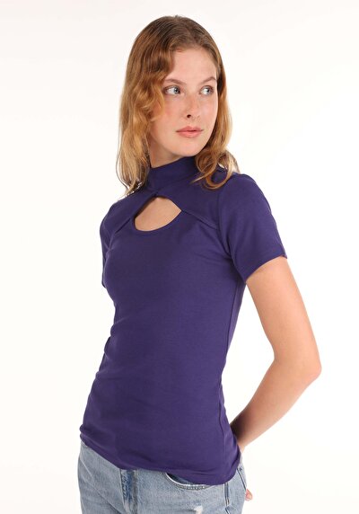 صورة من تي شيرت نسائي بنفسجي بأكمام قصيرة بأرجواني