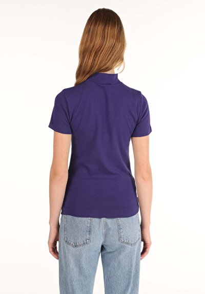 صورة من تي شيرت نسائي بنفسجي بأكمام قصيرة بأرجواني