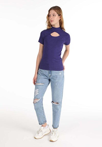 صورة من تي شيرت نسائي بنفسجي بأكمام قصيرة بأرجواني