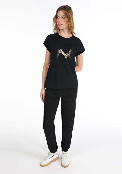 صورة من أسود للنساء تي شيرت بأكمام قصيرة