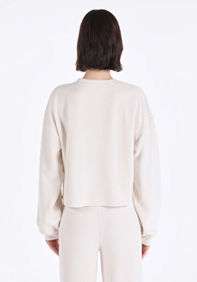 صورة من بيج فاتح للنساء تي شيرت كم طويل