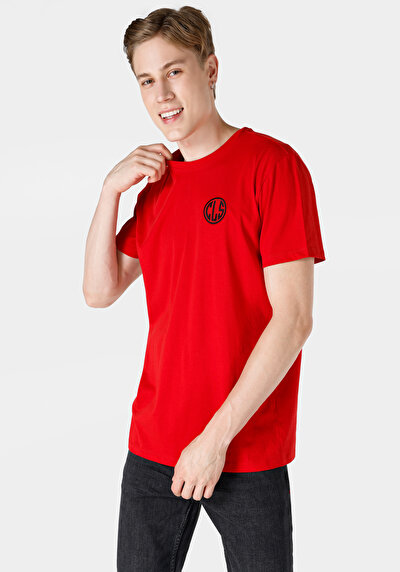 صورة من أحمر للرجال تي شيرت بأكمام قصيرة