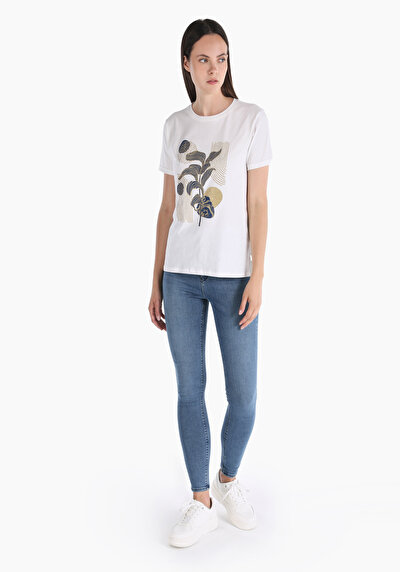 صورة من بيج فاتح للنساء تي شيرت بأكمام قصيرة