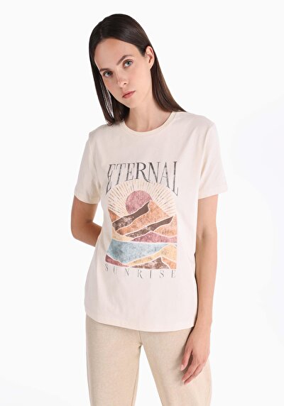 صورة من   رقبة مستديرة نسائي أبيض بأكمام قصيرة تي شيرت