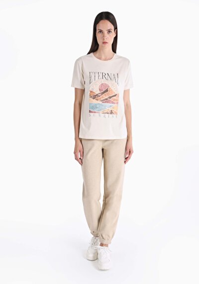 صورة من رقبة مستديرة نسائي أبيض بأكمام قصيرة تي شيرت