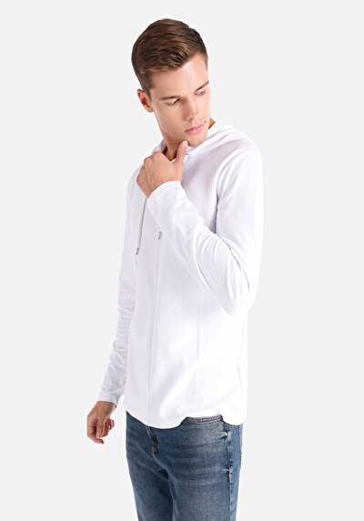 صورة من تي شيرت رجالي أبيض بأكمام طويلة مقنعين بغطاء للرأس