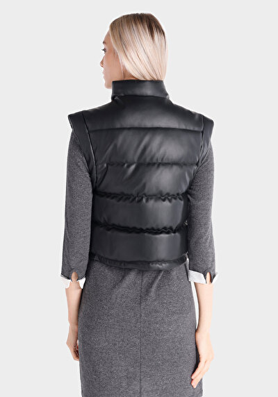 صورة من ياقة الوقوف بسحاب مبطن سترة سوداء نسائية