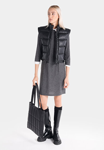 صورة من ياقة الوقوف بسحاب مبطن سترة سوداء نسائية