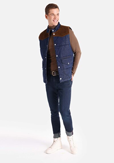 صورة من ياقة القاضي سترة زرقاء للرجال