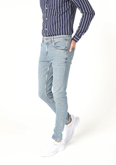 صورة من دينيم للرجال بناطيل