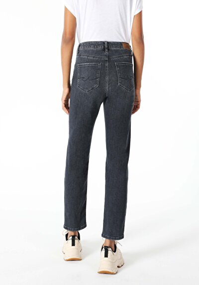 صورة من دينيم للنساء بناطيل