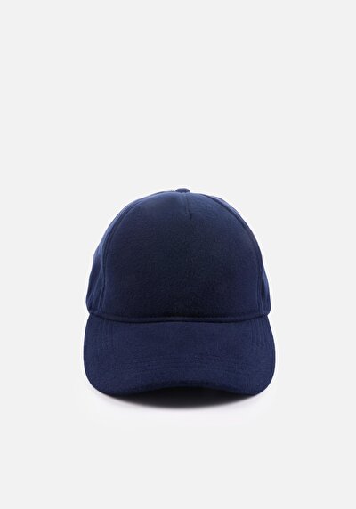 صورة من قبعة رجالية باللون الأزرق الداكن